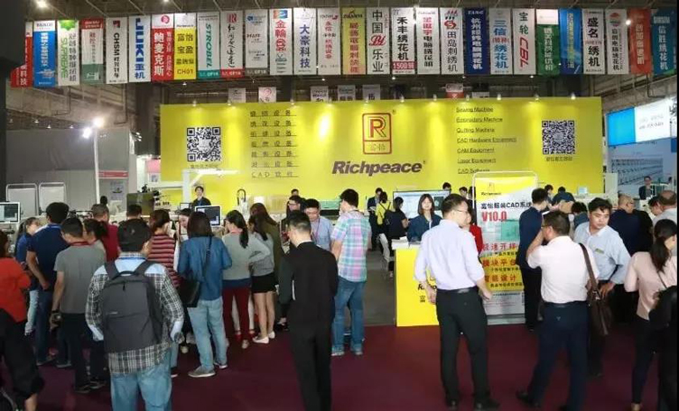 东莞展会米兰app官网入口展位 米兰app官网入口展位前的客户