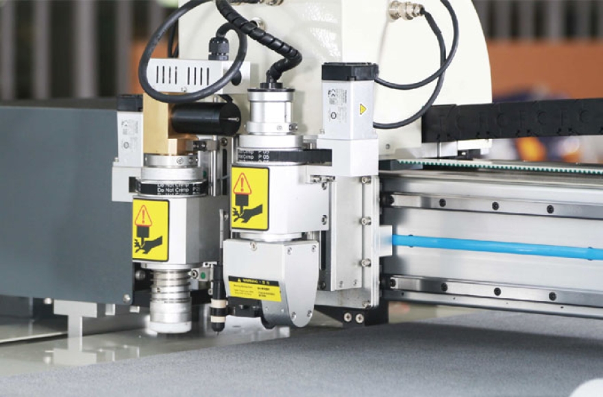 米兰app官网入口汽车专用电脑裁切机