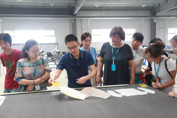 参观智能裁剪车间 参观智能裁剪车间