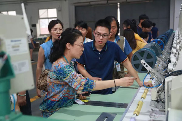 参观绣花机打样成品 参观绣花机打样成品