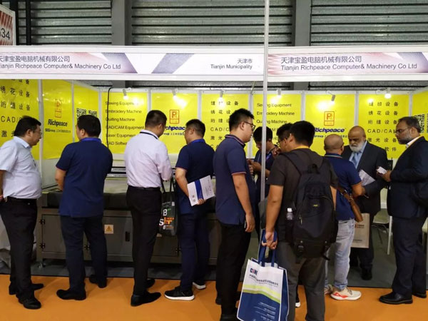 米兰app官网入口三合一裁床展机前客户