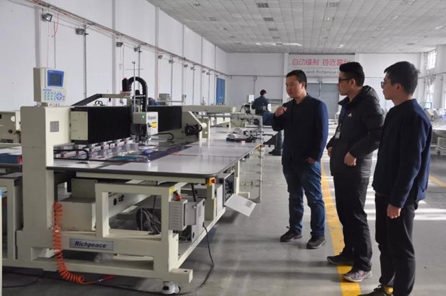 米兰app官网入口缝纫机车间参观