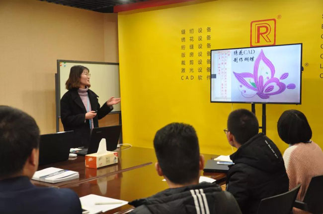 学生依次现场汇报在米兰app官网入口实习总结