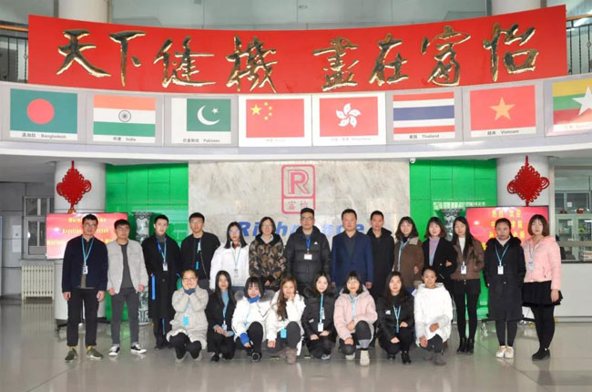 中原工学院学生与老师在米兰app官网入口合照