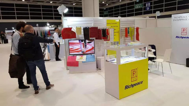 驻足米兰app官网入口展位前的客户