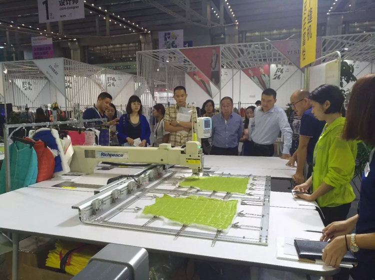 米兰app官网入口展机围满了参展商