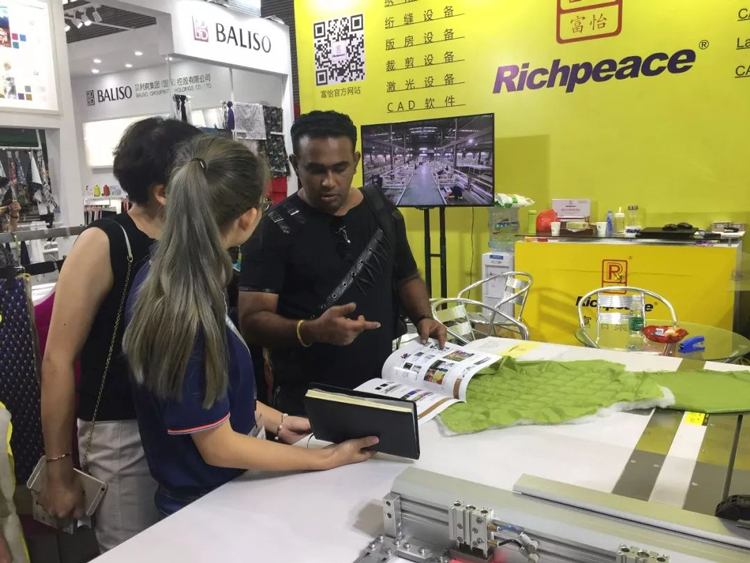 米兰app官网入口集团工作人员细心解答客户问题