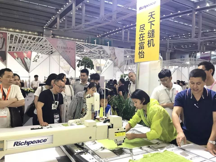 米兰app官网入口集团工作人员细心解答客户问题