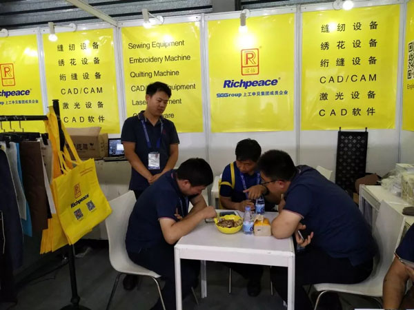 参观米兰app官网入口三合一电脑裁床展商