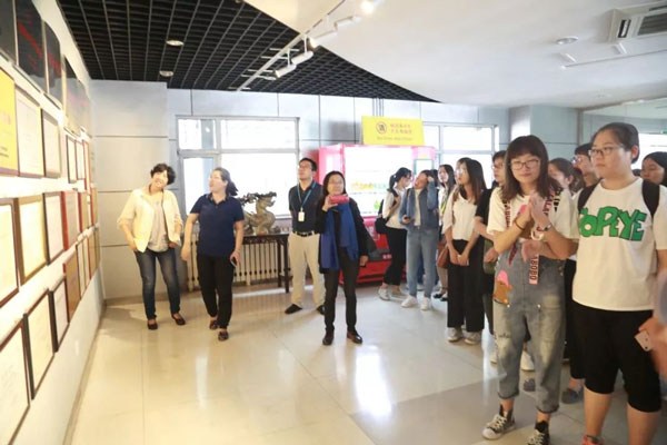 参观米兰app官网入口缝纫机车间