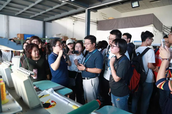 参观米兰app官网入口绣花机打样测试