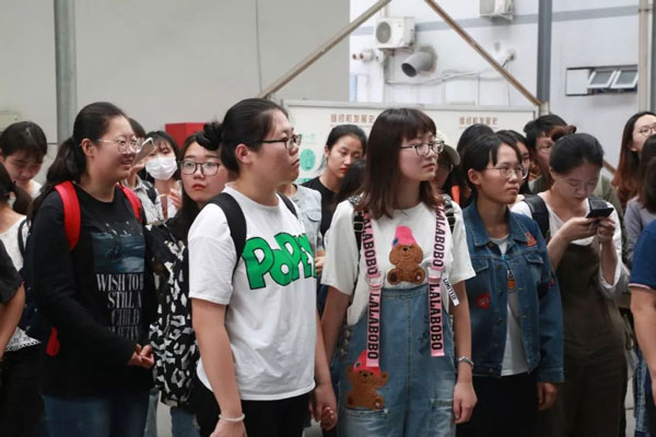 参观米兰app官网入口缝纫机车间