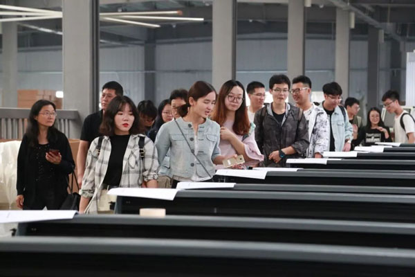 参观米兰app官网入口缝纫机打样工作