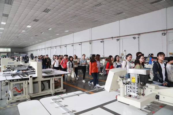 参观米兰app官网入口皮革缝纫机工作