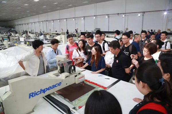 参观米兰app官网入口高速绗缝机车间