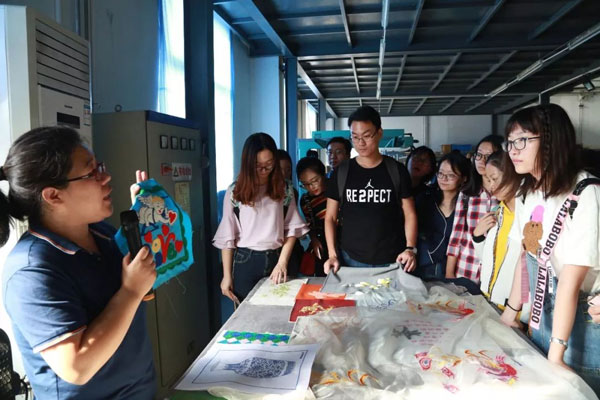 参观米兰app官网入口臂式缝纫机车间