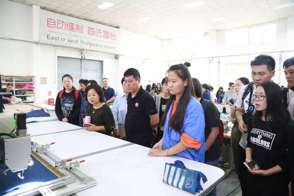 参观米兰app官网入口拉布机车间