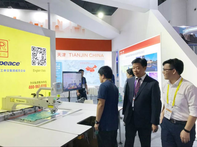 天津市副市长李树起到米兰app官网入口展位莅临指导