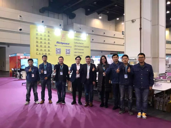 米兰app官网入口团队在郑州缝制设备展