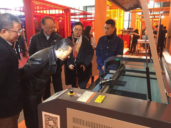 参观米兰app官网入口激光雕刻切割机