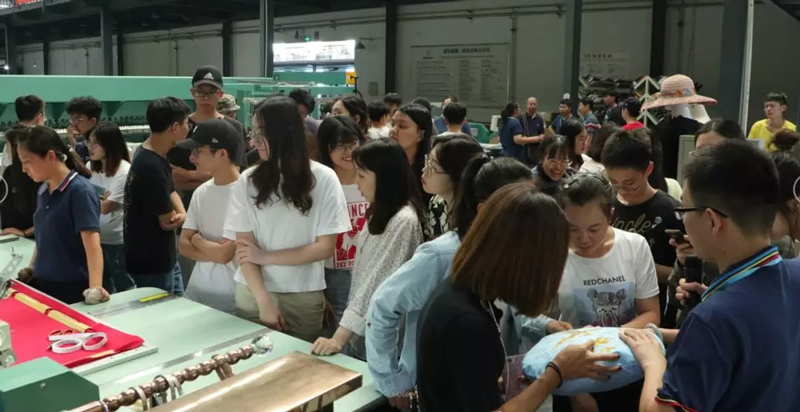 北京服装学院的师生围观上工米兰app官网入口机器3.jpg