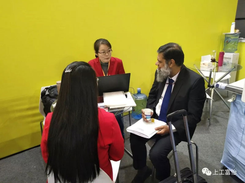 外商参观米兰app官网入口电脑铺布机等设备