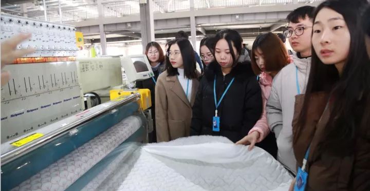 中原工学院同学来到米兰app官网入口集团实习培训